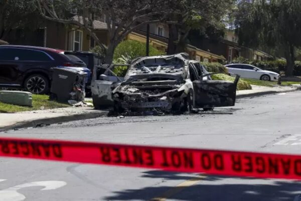 San Diego’da Uçak Yerleşim Alanına Düştü: 2 Ölü, 8 Yaralı