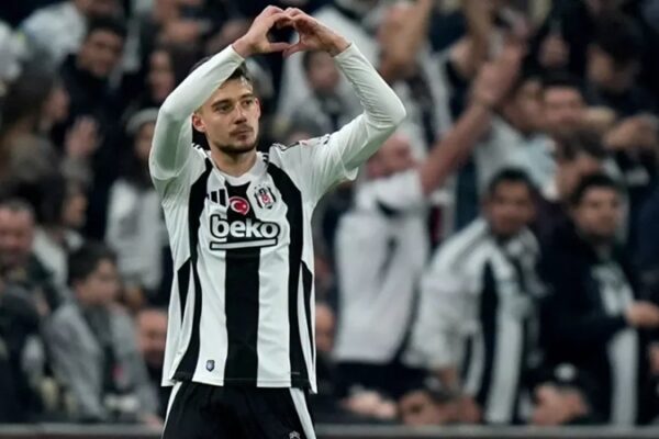 Beşiktaş, Ernest Muçi İçin Teklif Bekliyor