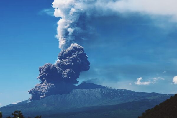 Etna Yanardağı Patladı: Gökyüzüne 6.5 Kilometre Yüksekliğinde Kül ve Gaz Bulutu Yükseldi