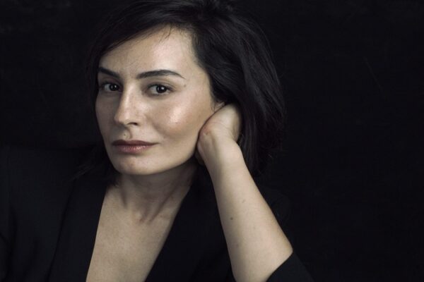 Senan Kara, “Gözyaşı Kraliçesi” Dizisinde Hande Erçel’in Annesi Oldu