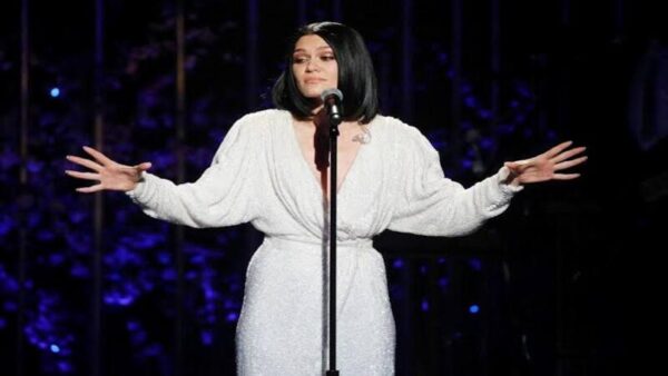 Jessie J Sahnelere Ara Veriyor: Meme Kanseri İçin Ameliyat Olacak