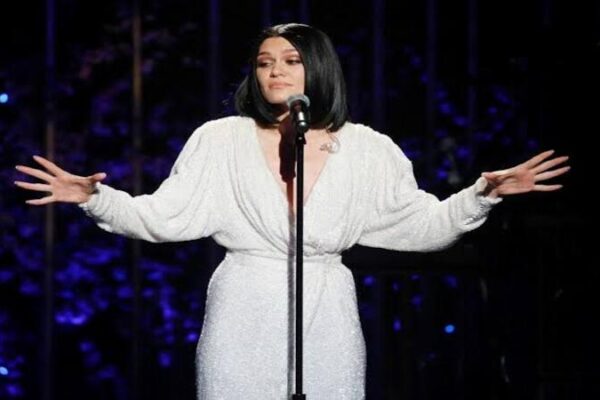 Jessie J Sahnelere Ara Veriyor: Meme Kanseri İçin Ameliyat Olacak