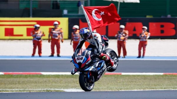 Toprak Razgatlıoğlu İtalya Superbike Yarışında Zaferle Tarihe Geçti