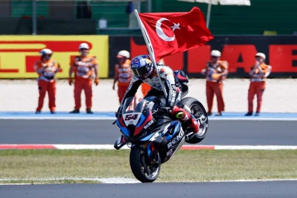 Toprak Razgatlıoğlu İtalya Superbike Yarışında Zaferle Tarihe Geçti