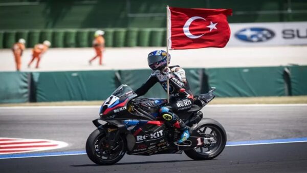 Toprak Razgatlıoğlu, Dünya Superbike’ta Üst Üste Üçüncü Zaferini Aldı