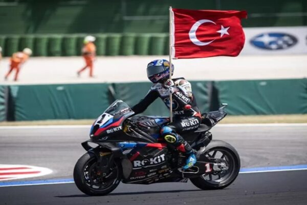 Toprak Razgatlıoğlu, Dünya Superbike’ta Üst Üste Üçüncü Zaferini Aldı
