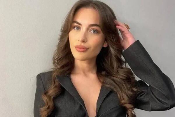 Çağla Şimşek Uzak Şehir Dizisine Devam Edecek Mi?