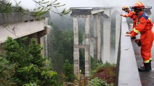 Çin’in Guizhou Eyaletinde Köprü Çöktü: Kamyon Askıda Kaldı