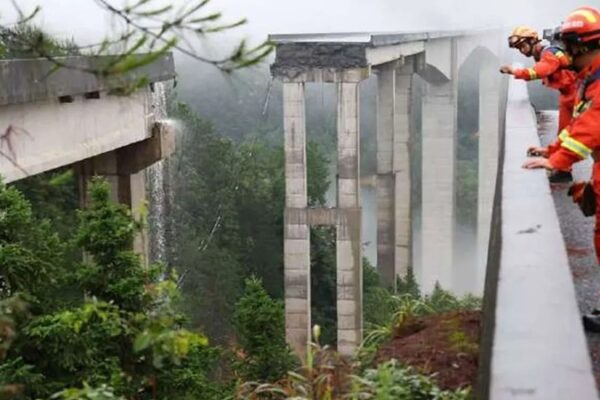 Çin’in Guizhou Eyaletinde Köprü Çöktü: Kamyon Askıda Kaldı