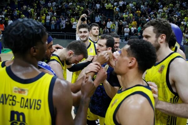Fenerbahçe Beko Yarı Finalde Bahçeşehir Koleji ile Karşılaşacak
