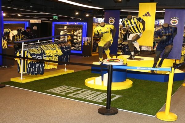 Fenerbahçe’nin 2025-2026 Sezon Formaları Taraftarların Beğenisine Sunuldu