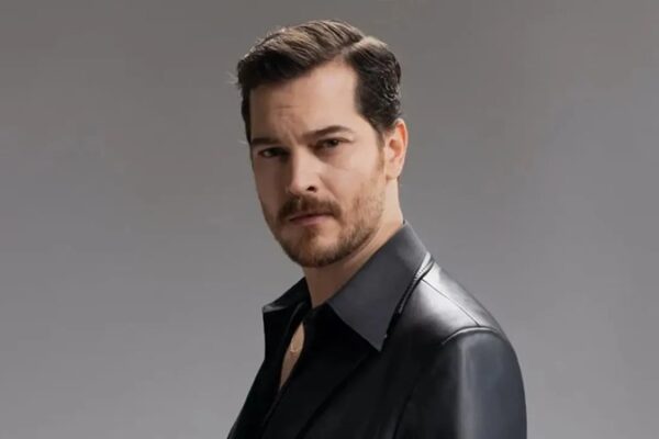 Çağatay Ulusoy, “Uykucu Adam” Filminin Kadrosuna Katıldı