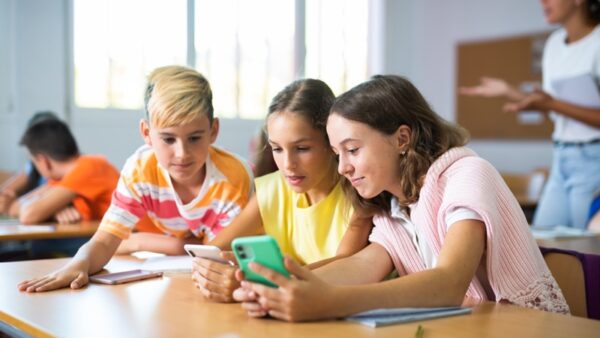 Akıllı Saat ve Telefon Kullanımı Okullarda Yasaklanıyor