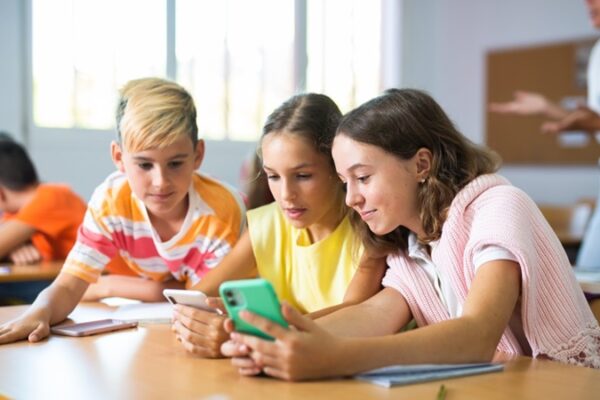 Akıllı Saat ve Telefon Kullanımı Okullarda Yasaklanıyor