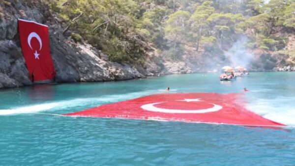 Fethiye’de 30 Ağustos Zafer Bayramı Dolayısıyla Denizde Türk Bayrağı Açıldı