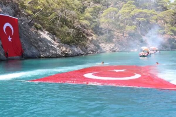Fethiye’de 30 Ağustos Zafer Bayramı Dolayısıyla Denizde Türk Bayrağı Açıldı