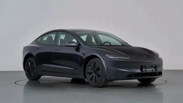 Tesla, 830 Kilometre Menzilli Yeni Model 3’ü Tanıttı