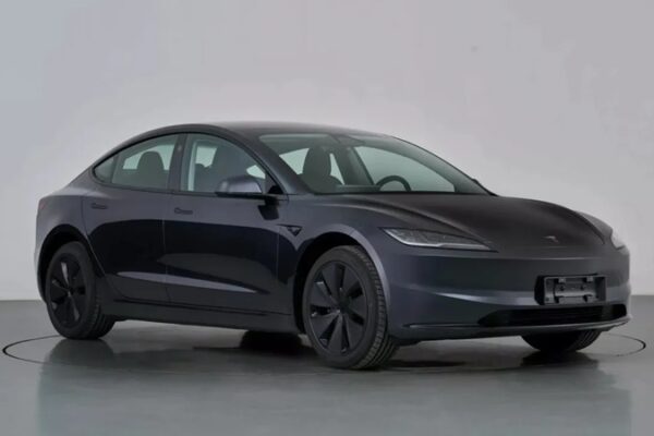 Tesla, 830 Kilometre Menzilli Yeni Model 3’ü Tanıttı