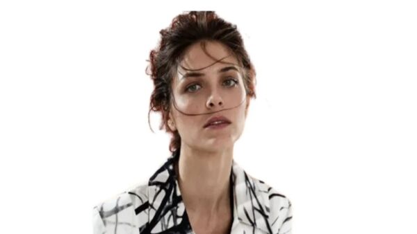 Zeynep Özder “Çok Uzak Çok Yakın” Dizisiyle Ekranlara Dönüyor