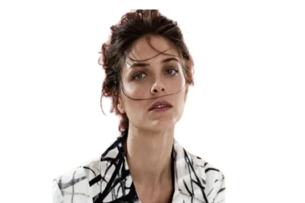 Zeynep Özder “Çok Uzak Çok Yakın” Dizisiyle Ekranlara Dönüyor