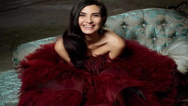 Tuba Büyüküstün “Sultana” Filminde Direk Dansçısı Meral’i Canlandıracak