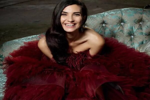 Tuba Büyüküstün “Sultana” Filminde Direk Dansçısı Meral’i Canlandıracak