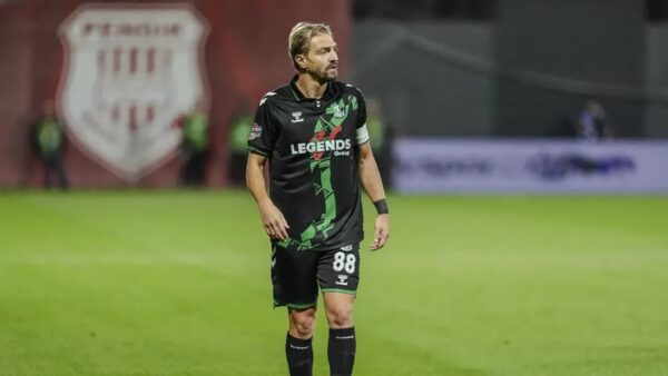 Caner Erkin ve Burak Altıparmak Sakaryaspor’da Kadro Dışı Bırakıldı