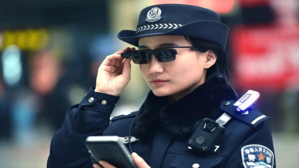 Çin’de Trafik Polisleri Yapay Zekâlı Akıllı Gözlüklerle Görevde