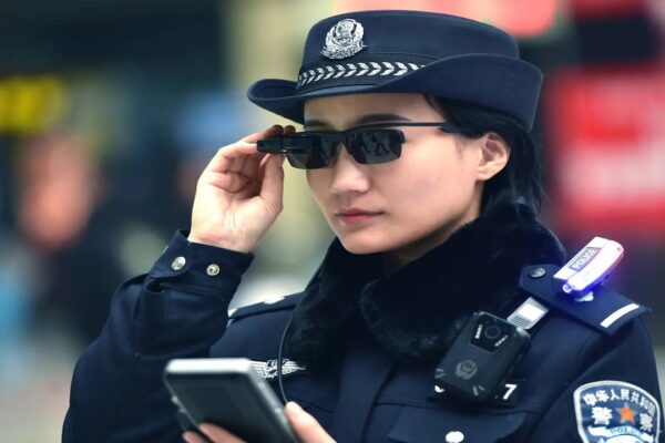 Çin’de Trafik Polisleri Yapay Zekâlı Akıllı Gözlüklerle Görevde