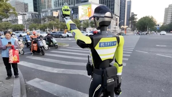 İnsansı Robot Trafik Polisi Göreve Başladı