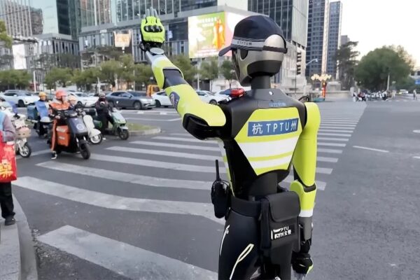 İnsansı Robot Trafik Polisi Göreve Başladı