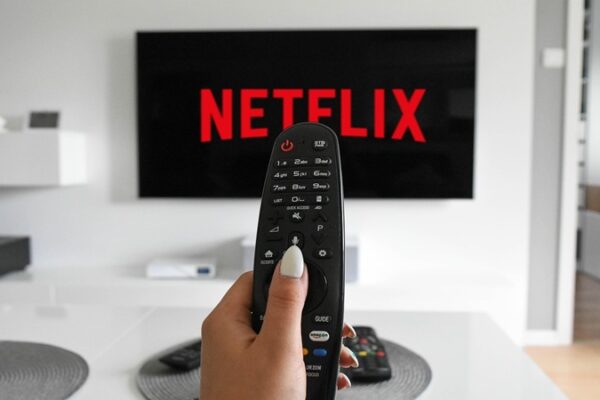 Netflix Abone ve Reklam Gelirlerini Artırdı