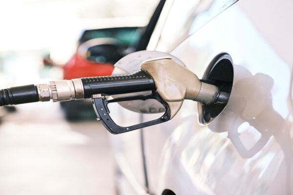 Gece Yarısı Benzine, Cumartesi Motorine Zam Bekleniyor