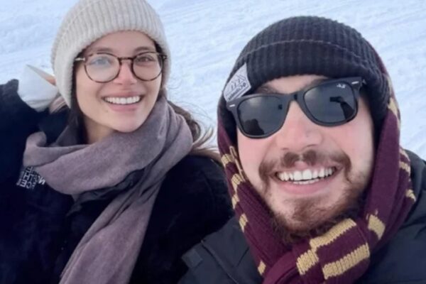 Oyuncu Çift Burak Dakak ve Leyla Tanlar Kars’ta Kış Tatili Yaptı