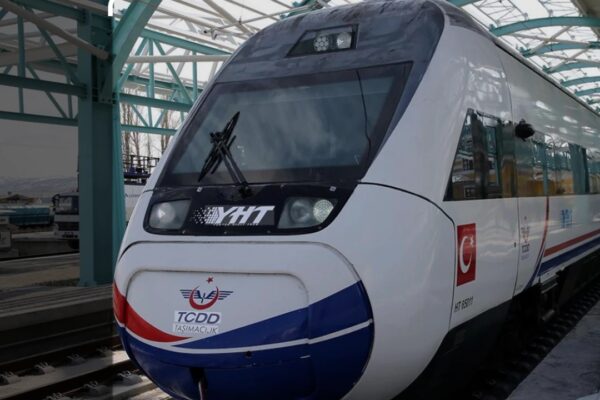 YHT ve Tren Bilet Tarifelerinde Artış: Ankara-İstanbul 930 TL Oldu
