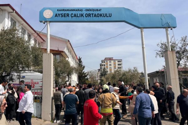 Ayser Çalık Ortaokulu Eğitimine Yeni Binada Devam Edecek: Tabela Yeni Binaya Asıldı!