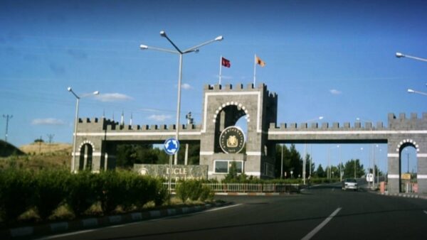 Üniversite Kampüsünün Altından Petrol Çıktı!