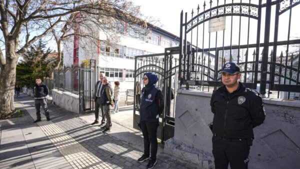 Okul Tuvaletinde Silah ve Tehdit Notu Ortaya Çıktı!