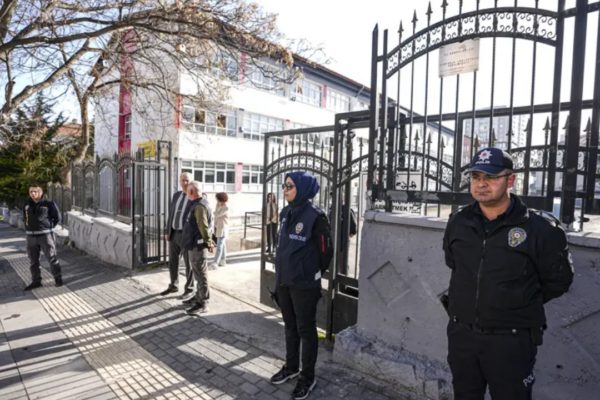 Okul Tuvaletinde Silah ve Tehdit Notu Ortaya Çıktı!