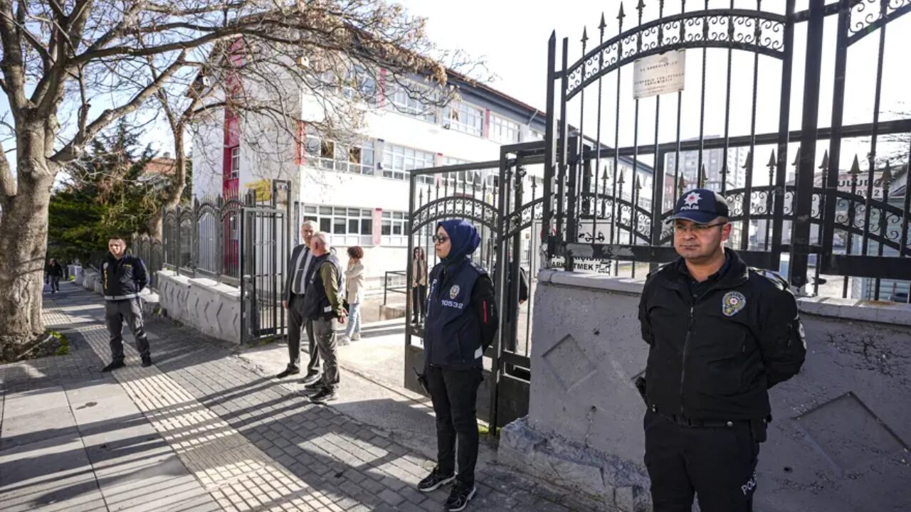Okul Tuvaletinde Silah ve Tehdit Notu Ortaya Çıktı!