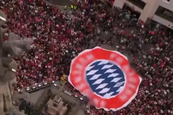 Bayern Münihli Taraftarlarına Küfürlü Pankart Taşıttılar!