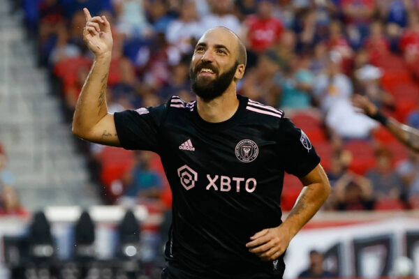 Efsanevi Futbolcu Gonzalo Higuain Şimdi Tanınmaz Halde!