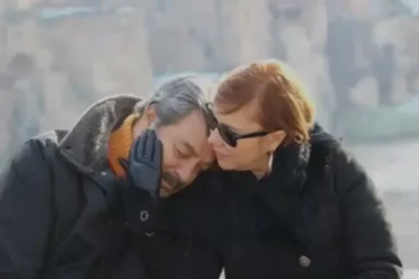 Jülide Kural 27 yıllık hayat arkadaşı Kadir İnanır’ı gözyaşlarıyla uğurladı
