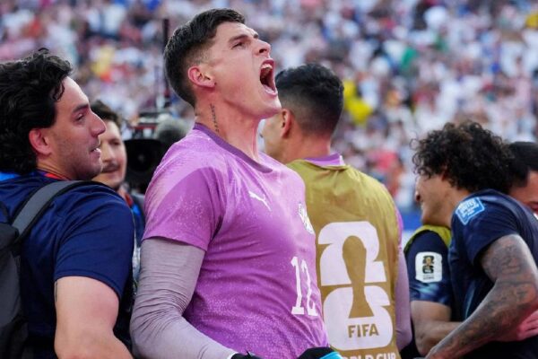 Paraguay’ın kalecisi Orlando Gill hangi takımda oynuyor?