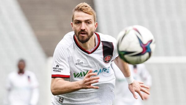 Caner Erkin futbolu bıraktı