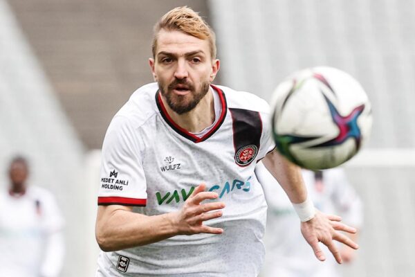Caner Erkin futbolu bıraktı