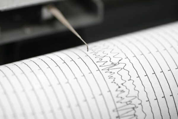 7.8 büyüklüğünde deprem: 8 Ölü, 200’den Fazla Yaralı!