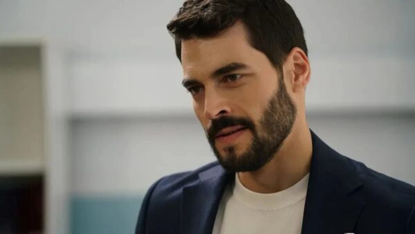 Akın Akınözü, “Aşk ve Taht” Dizisi İle Ekranlara Dönüyor