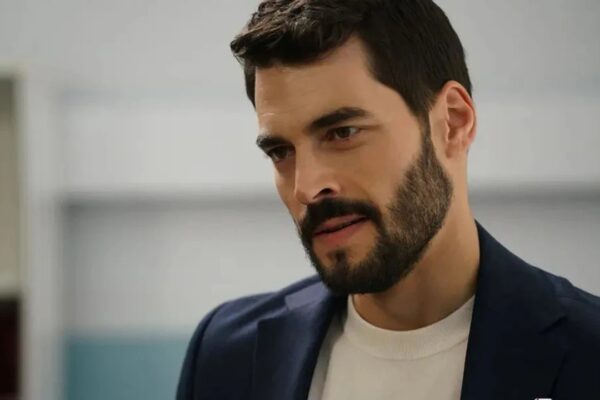 Akın Akınözü, “Aşk ve Taht” Dizisi İle Ekranlara Dönüyor