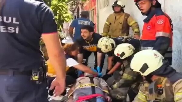 Kadıköy’de 3 katlı bir bina çalışanların üzerine yıkıldı
